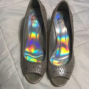 Size 9, D Gem high heels for women